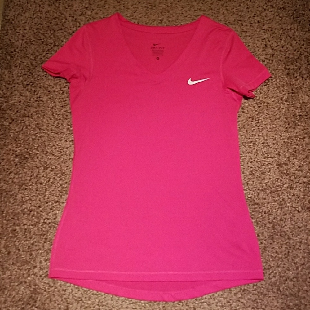 Womens Nike short sleeve shirt.